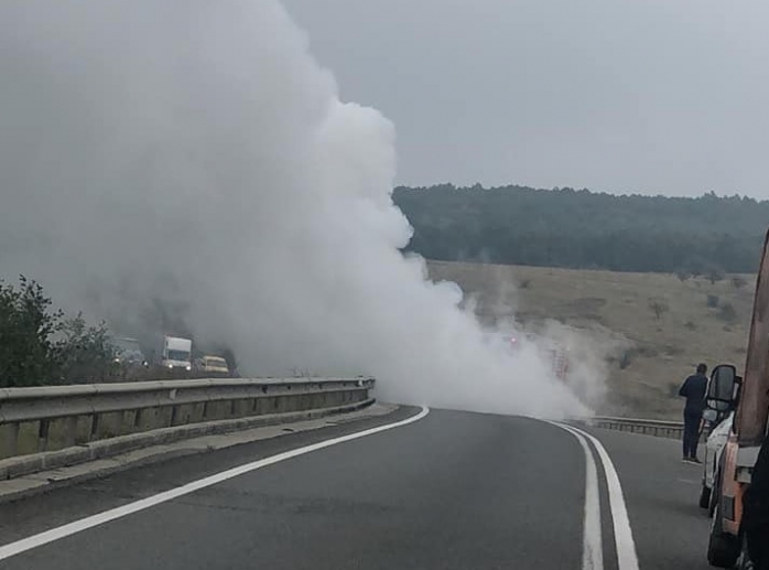 O mașină a luat foc pe centura Vâlcele - Apahida