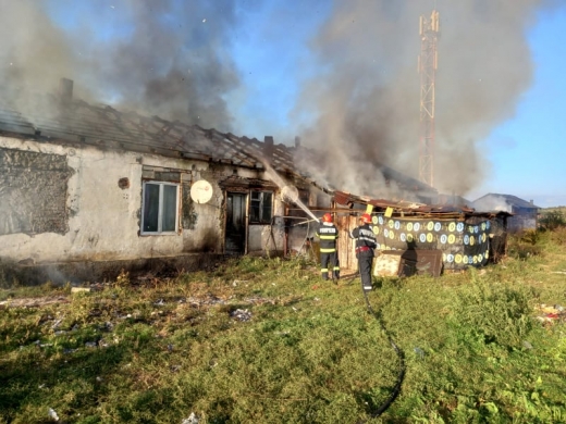 FOTO. Un INCENDIU a cuprins mai multe locuințe din Dej