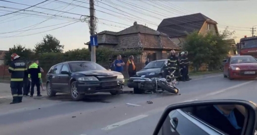 FOTO. Accident GRAV în Turda! Un motociclist a fost transportat la SPITAL