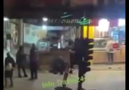 VIDEO. Cerșetor, LOVIT cu picioarele de un bodyguard în centrul Clujului. Oamenii de pe stradă nu au intervenit.