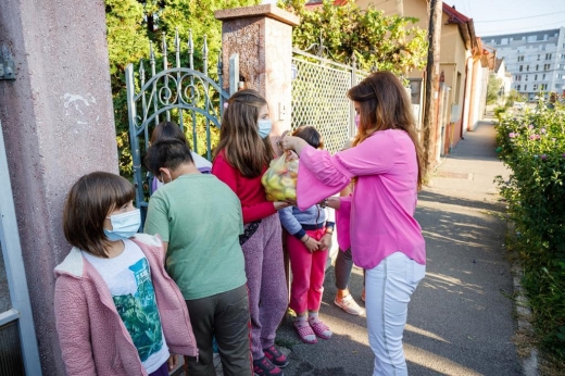 Producătorii de la piața volantă au donat fructe și legume copiilor orfani din Cluj. Boc: „Dacă puteți face un bine, să îl faceți”.