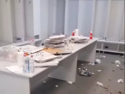 VIDEO. Campioni pe teren, repetenți la civilizație! Jucătorii lui CFR Cluj au provocat un dezastru în vestiarul de la Arad