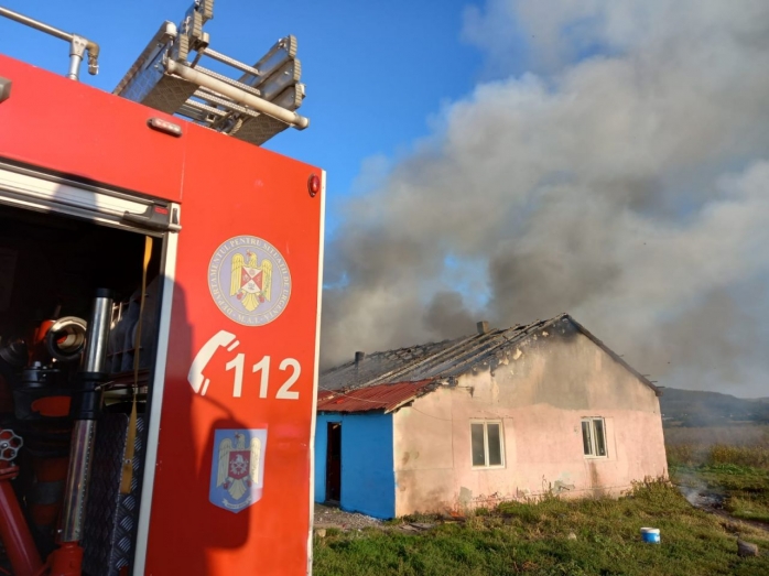 Opt familii au rămas fără casă în urma incendiului violent din Dej. Oamenii, ajutați cu mâncare și locuințe provizorii.