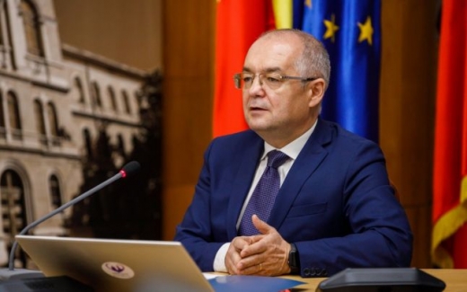 Avertismentul lui Boc: „Dacă nu te vaccinezi, ajungi la Terapie Intensivă, cu sens unic”