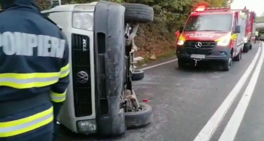 VIDEO. Microbuz RĂSTURNAT în Bologa, Cluj după ce a intrat într-un parapet. Patru copii, răniți.