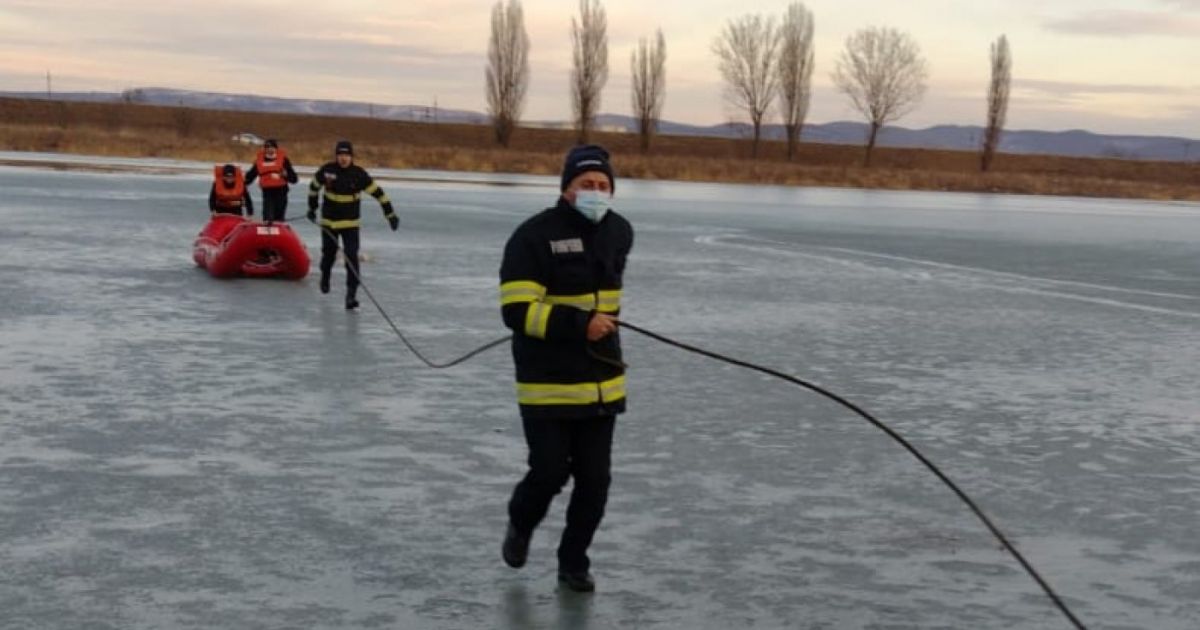 Doi Copii Au C Zut N R Ul Bistri A Dup Ce S A Rupt Ghea A De Sub Ei