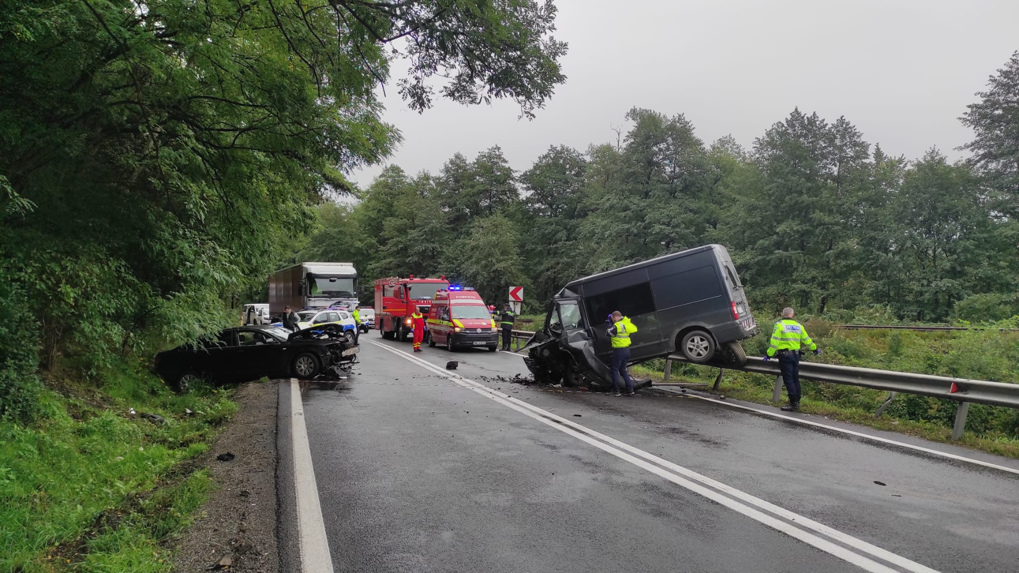 ACCIDENT la Negreni cu trei răniți Traficul ÎNTRERUPT pe ambele