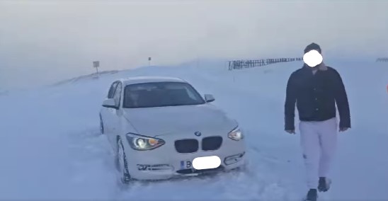 Un șofer a intrat cu BMW ul pe Transalpina și a rămas înzăpezit deși