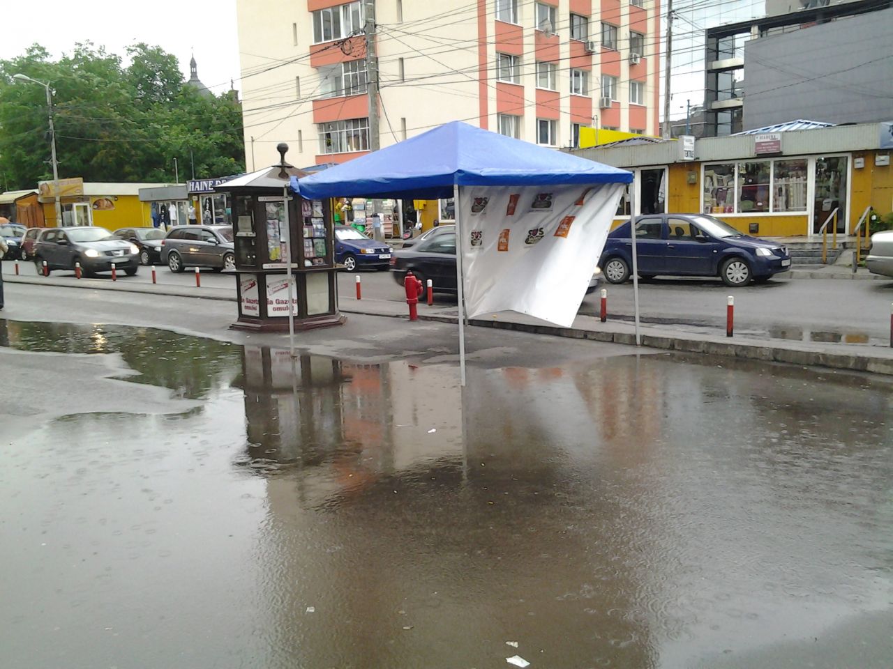 Străzile Bună Ziua şi Fagului, “inundate” cu gunoaie din canalizare după fiecare ploaie