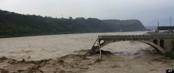 Zeci de oameni au fost îngropați de vii în urma unei alunecări de teren ce a lovit China