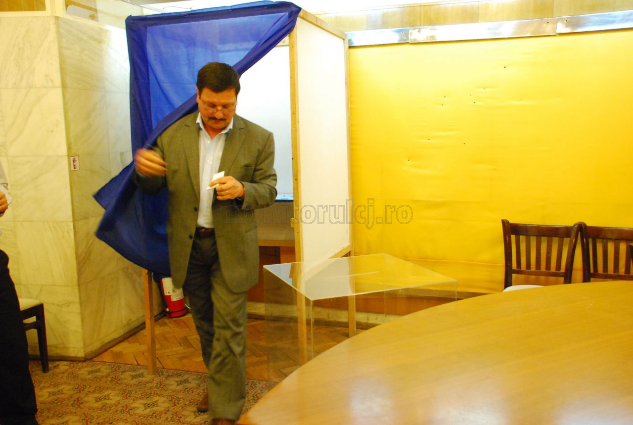 Gheorghe Şurubaru iasă din cabina de vot