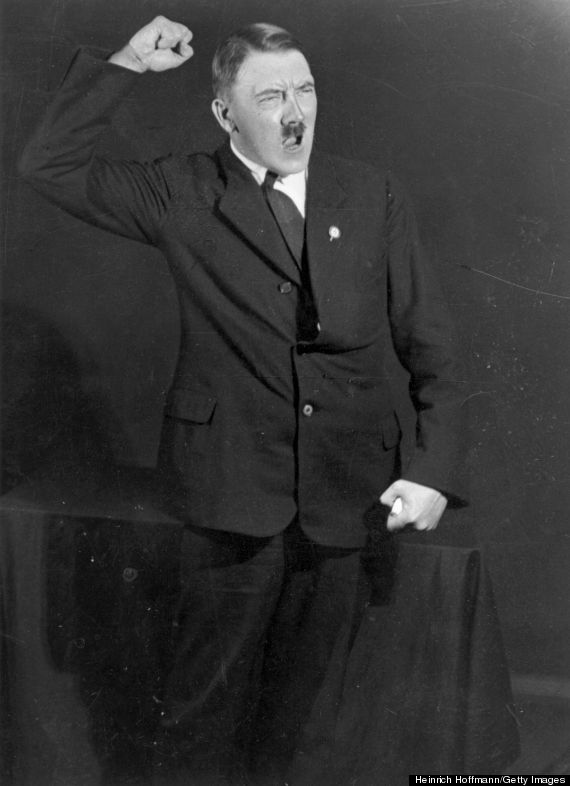  Adolf Hitler îşi repetă tehnicile persuasive de discurs. Sursă foto: www.huffingtonpost.com