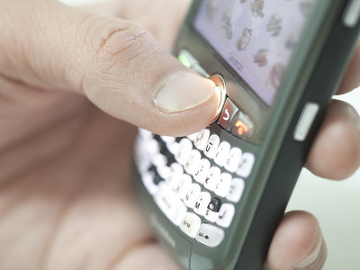 Peste 80% dintre românii care deţin un telefon mobil preferă să îl cumpere de nou