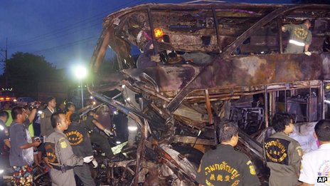Cel puţin 19 persoane au murit, marţi dimineaţa, în Thailanda, când un aubuz a intrat în coliziune cu un camion
