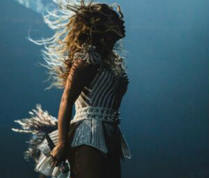 Beyonce şi-a prins părul într-un ventilator în timpul unui concert în Canada