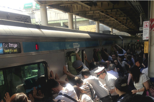 Zeci de călători şi personal al unui tren din Tokyo au dat dovadă de prezenţă de spirit şi au salvat o femeie căzută sub un tren, ridicând vagonul