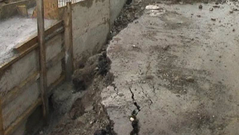 Locuitorii unei străzi din Turda vor fi evacuaţi din cauza alunecărilor de teren