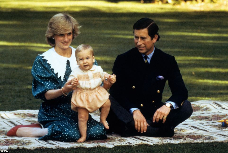 Pozele făcute de tatăl lui Kate în grădina din Berkshire seamnănă cu o fotografie ce îi înfățișează pe prințul William alături de părinții săi, Charles și Diana, făcută în  Auckland, Noua Zeelandă