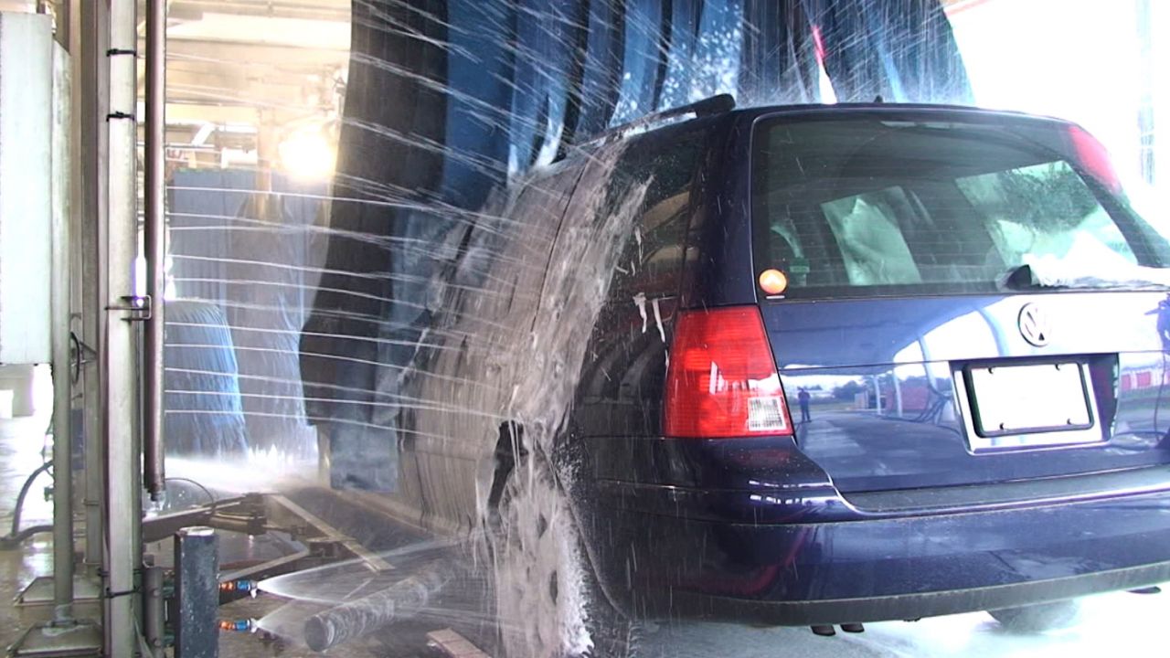 Zeci de spălătorii auto din Cluj au fost luate la purecat de Protecţia Consumatorilor