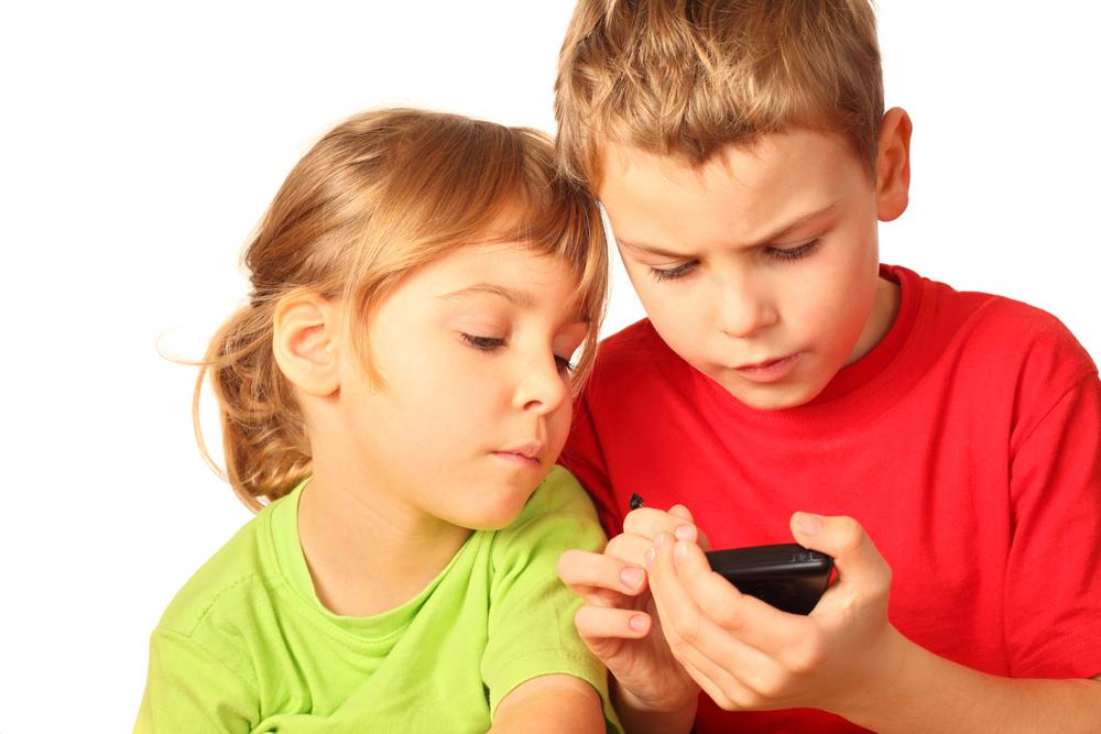 doi din zece copii primesc un smartphone înainte de a împlini 12 ani