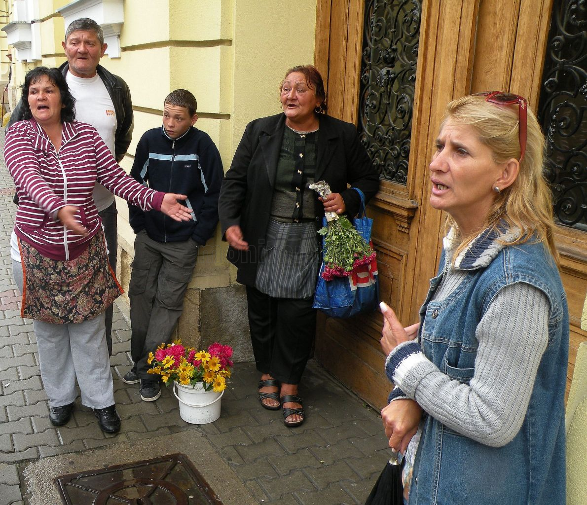  Florarii din Piaţa Mihai Viteazu protestează în faţa Primăriei