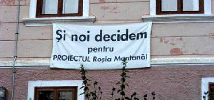 Banner pro Roșia Montană la o fereastră