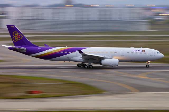 Un avion aparţinând Thai Airways a derapat în afara unei pistei