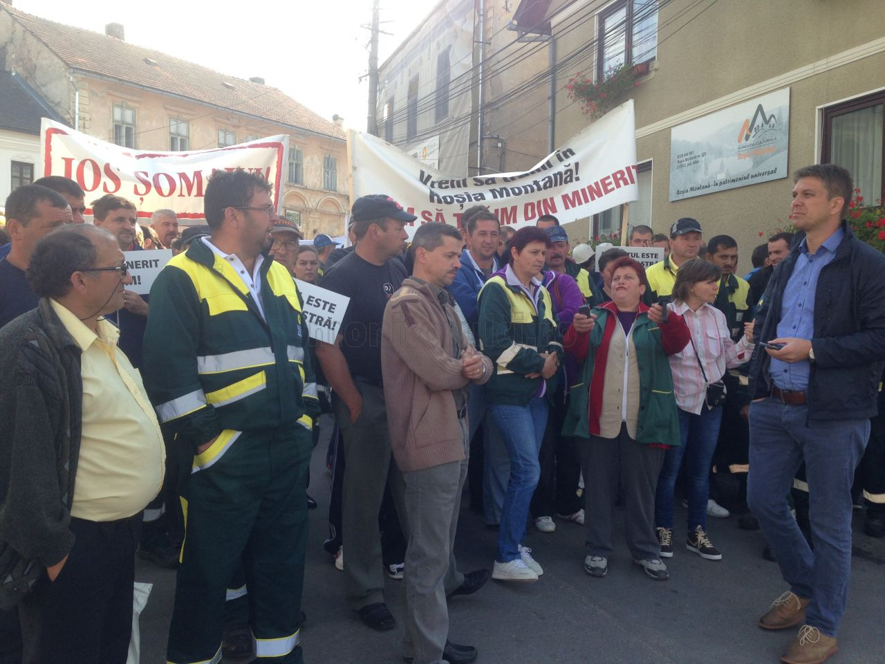 Protest spontan în centrul comunei Roşia Montană