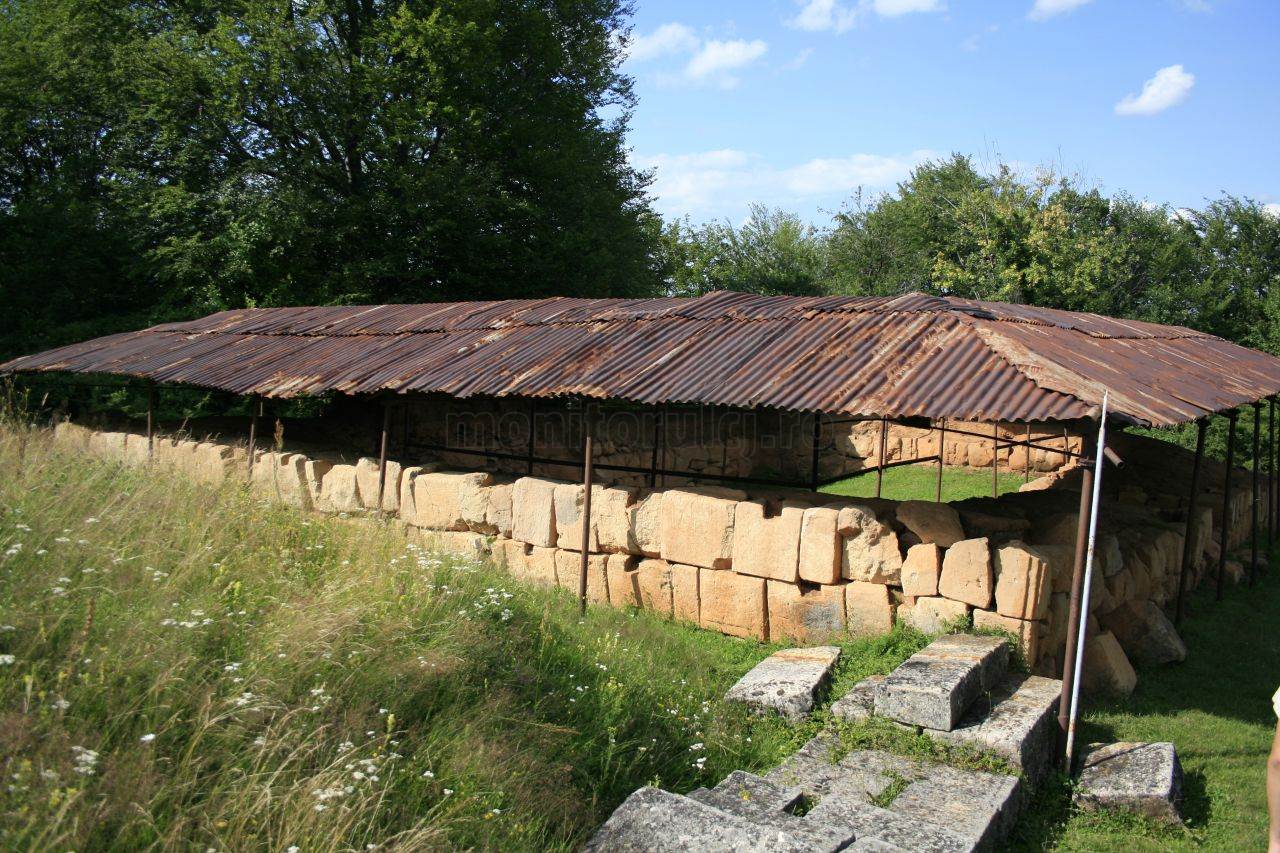 Vestigiile arheologice de la Costești Cetățuie sunt protejate de acoperișuri de tablă, iar rugina s-a prelins peste ele
