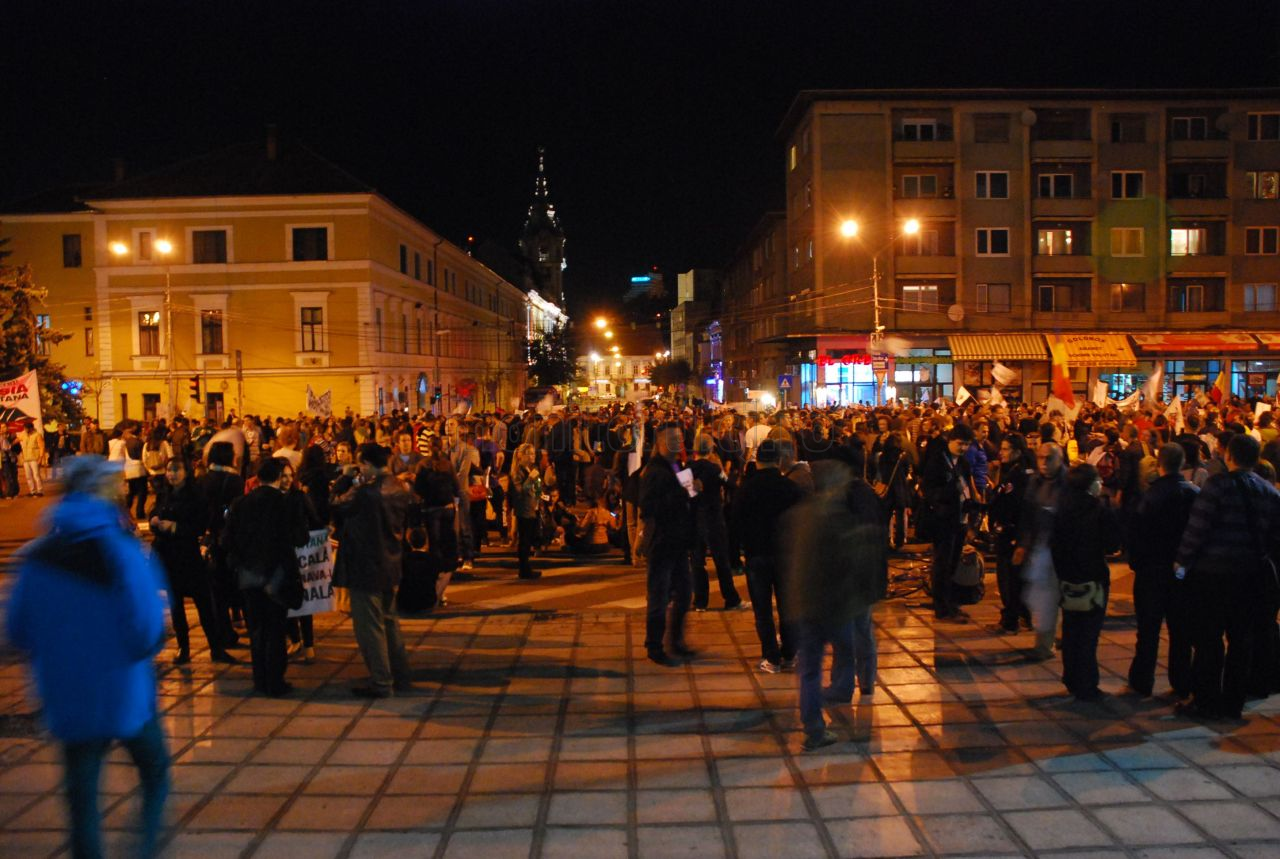Peste 5000 de persoane protestează în Piaţa Unirii din Cluj-Napoca