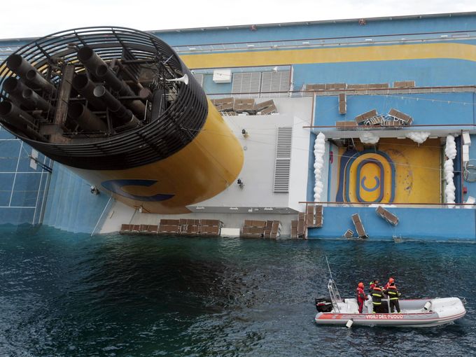 Pachebotul Costa Concordia a fost repus pe linia de plutire 
