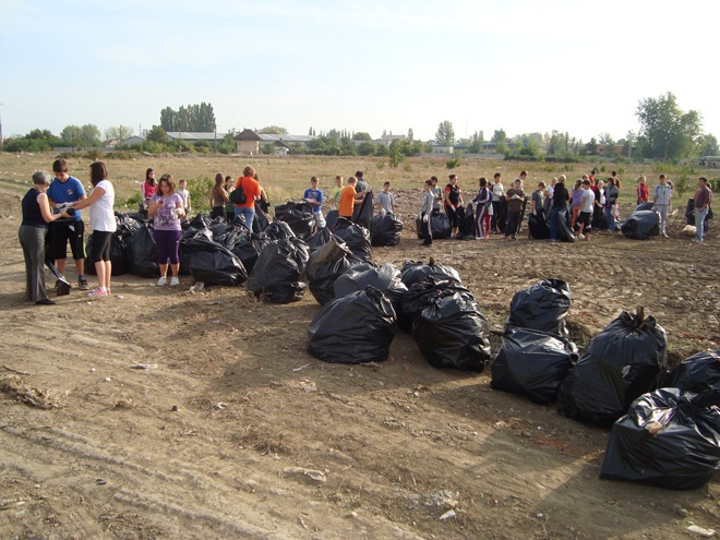 Peste 400 de elevi turdeni fac curățenie cu “Let`s Do It, Romania!”
