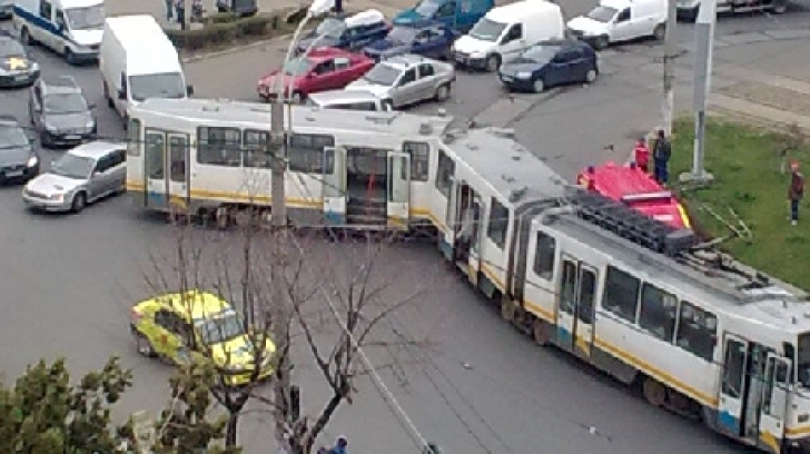 Un tramvai din București a deraiat și S-A RUPT ÎN DOUĂ