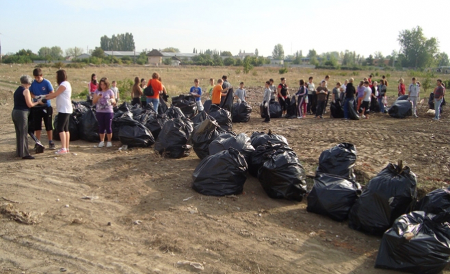 Două tone de deşeuri au fost colectate la Turda în cadrul campaniei “Let`s Do It, Romania!”
