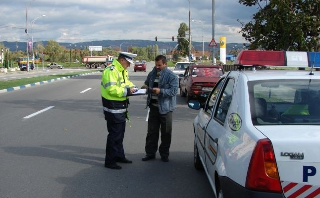 Sute de șoferi au fost amendați de polițiști și în week-end
