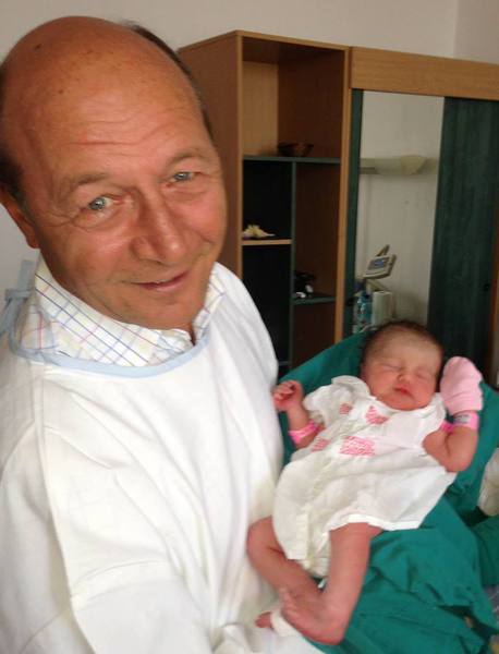 Preşedintele Traian Băsescu împreună cu nepoţica lui 