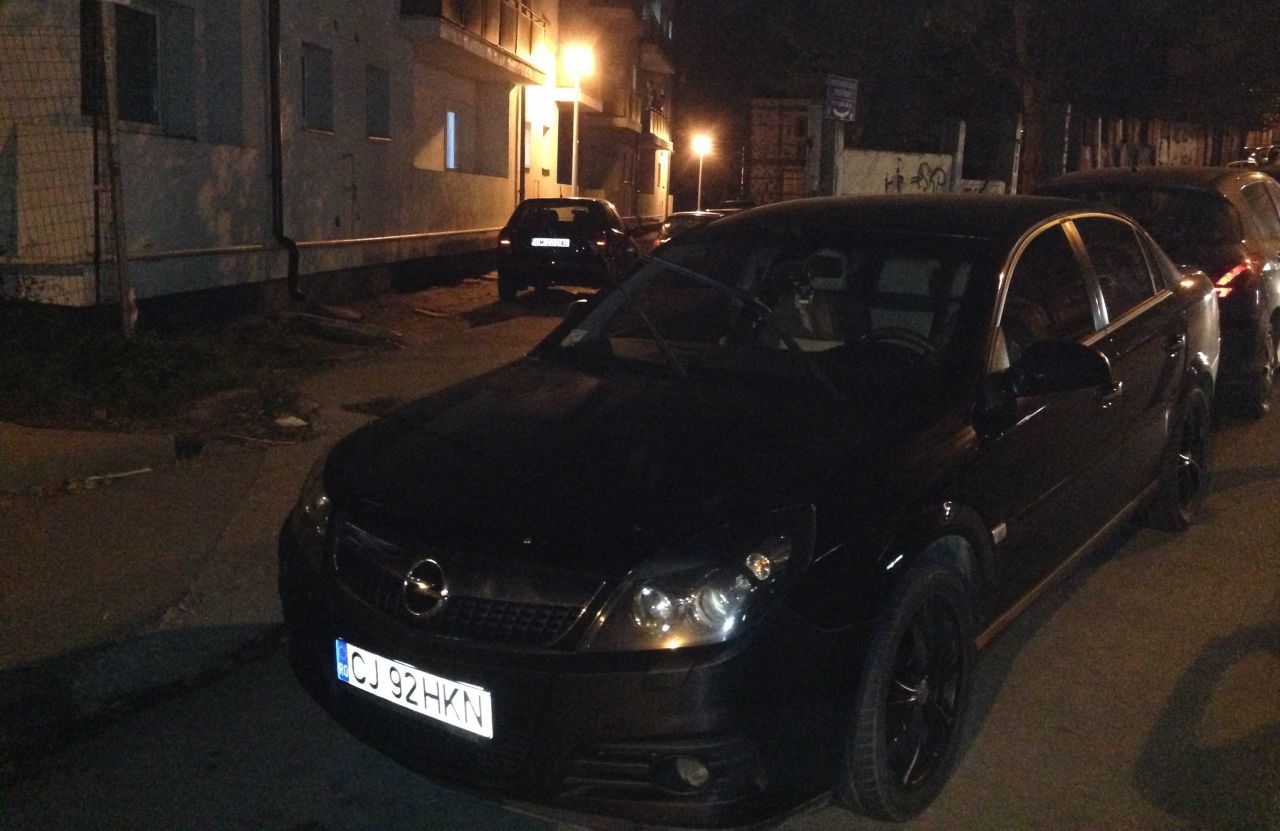 Masina Prefecturii Cluj blocheaza accesul