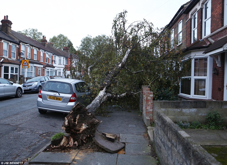 Marea Britanie şi Franţa, lovite de cea mai gravă furtună din ultimii zece ani  