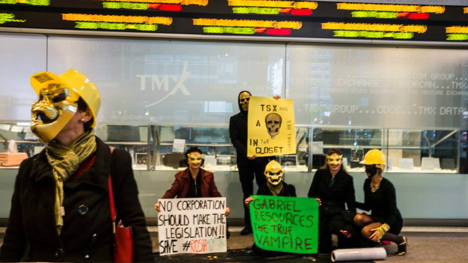 GALERIE FOTO: Protest la Toronto cu măști de Halloween față de proiectul de la Roșia Montană