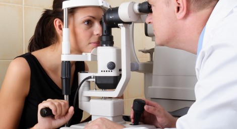 Alzheimer-ul ar putea fi diagnosticat prin control oftalmologic