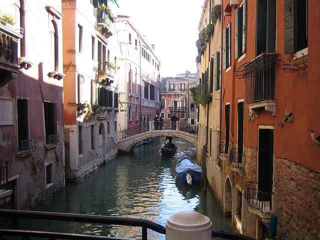 Google Maps oferă de astăzi plimbări Street View prin Veneţia