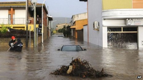 INUNDAŢII în Sardinia, provocate de un ciclon: 14 oameni au murit