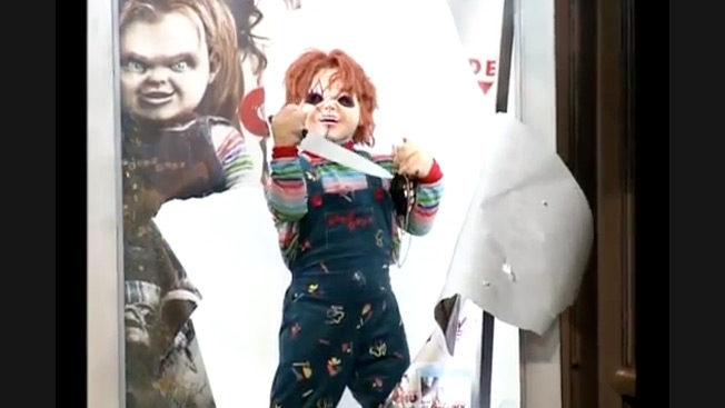 VIDEO: Farsă de coșmar – Chucky într-o stație de autobuz