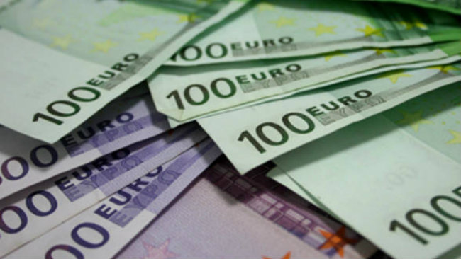 Euro scade la minimul ultimelor trei săptămâni