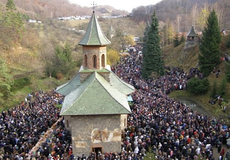 Peste 12.000 de pelerine, la mormântul părintelui Arsenie Boca