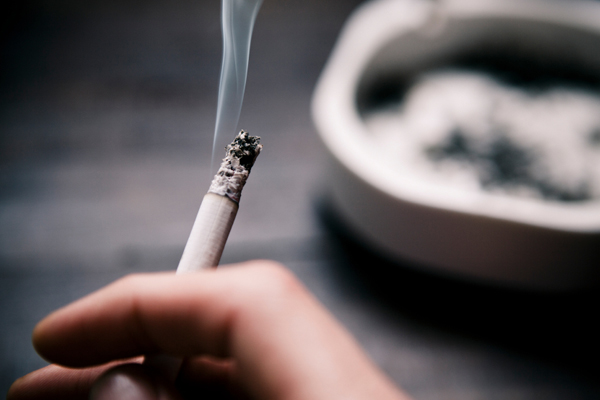 Un oraș din California interzice fumatului în propriul apartament