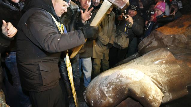  Protestatarii ucraineni au dărâmat statuia a lui Lenin din centrul Kievului 