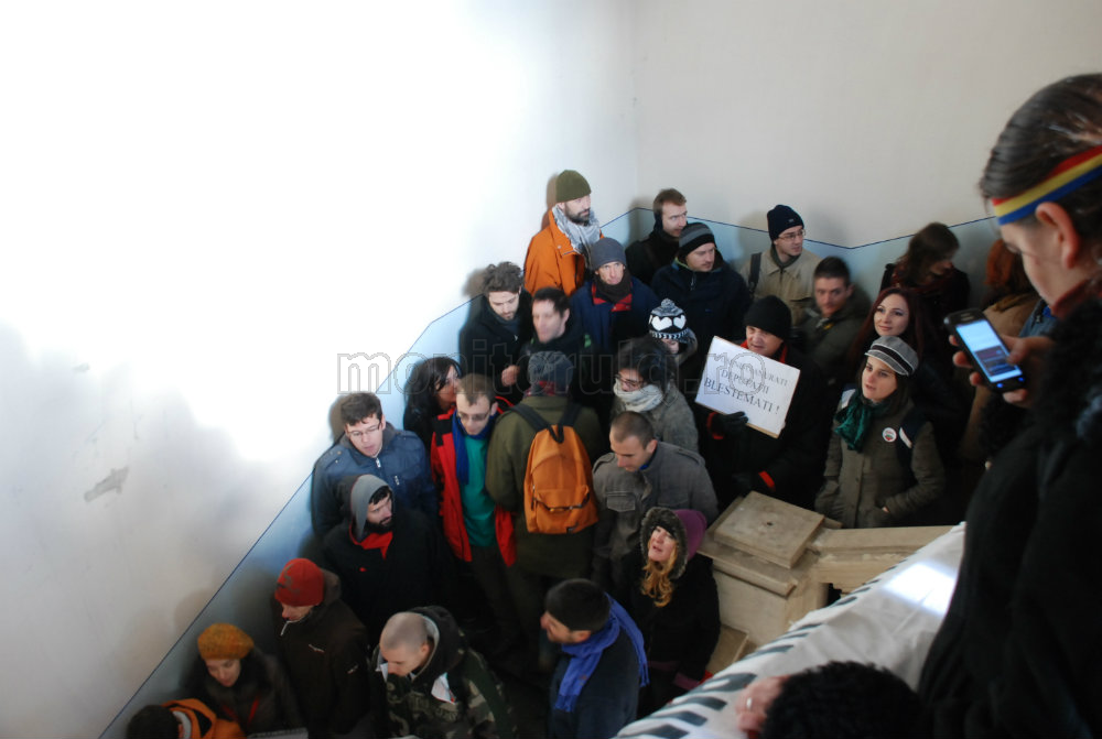 Protestatarii din Cluj care se opun proiectului minier de la Roşia Montană au intrat în sediile partidelor
