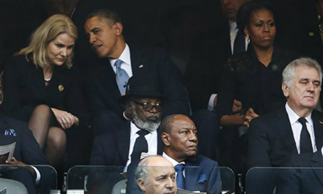 Barack Obama şi Helle Thorning-Schmidt râd în timpul omagierii lui Nelson Mandela