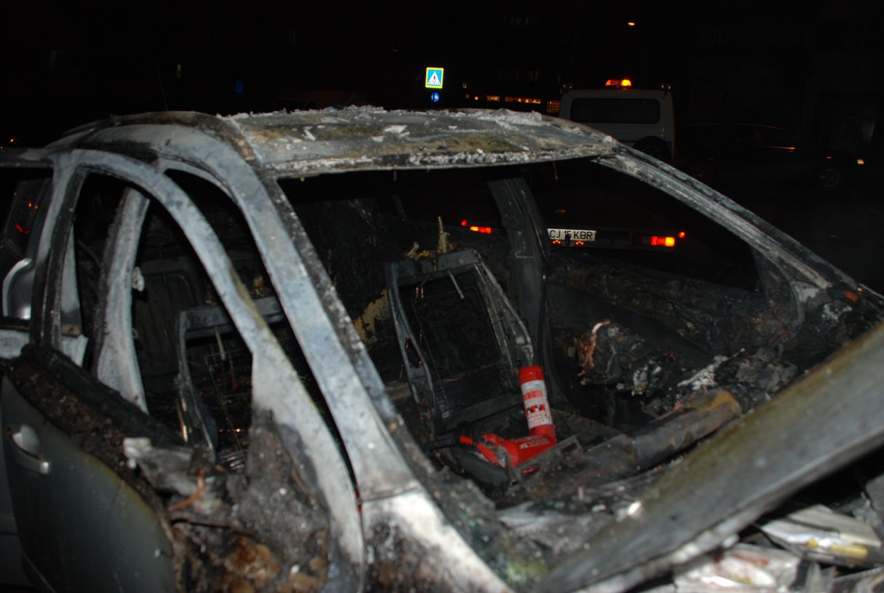 O mașină a luat foc în Mărăști